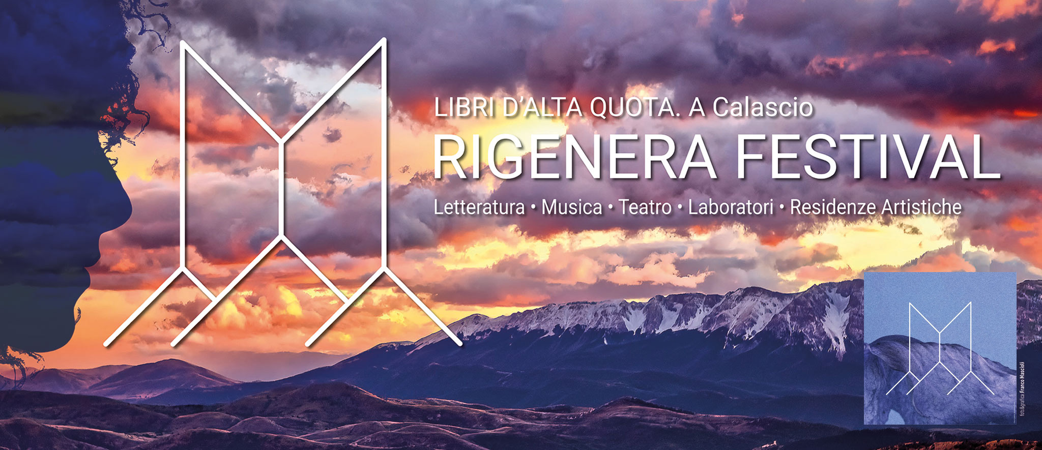 Un ampio banner promozionale mostra un paesaggio montano mozzafiato all'alba o al tramonto, con nuvole drammatiche sfumate di viola, arancione e rosa che sovrastano cime montuose innevate. Sulla sinistra, un grande logo geometrico bianco a forma di 'M' si estende verticalmente, con un profilo sfocato di un volto umano sul lato sinistro. Il testo principale in bianco, in un carattere sans-serif bold, recita 'LIBRI D'ALTA QUOTA. A Calascio' e 'RIGENERA FESTIVAL'. Sotto, sono elencate le categorie 'Letteratura • Musica • Teatro • Laboratori • Residenze Artistiche' in un carattere più piccolo. Nell'angolo in basso a destra, un logo quadrato più piccolo presenta la stessa 'M' stilizzata su uno sfondo montano blu e grigio.
