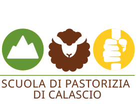 Logo della Scuola di Pastorizia di Calascio. Il logo presenta tre cerchi allineati orizzontalmente: il primo a sinistra è verde con una montagna bianca, il centrale è marrone con una pecora bianca stilizzata, e quello a destra è giallo con un pugno chiuso bianco. Sotto i cerchi, una linea verde e il testo marrone "SCUOLA DI PASTORIZIA DI CALASCIO".
