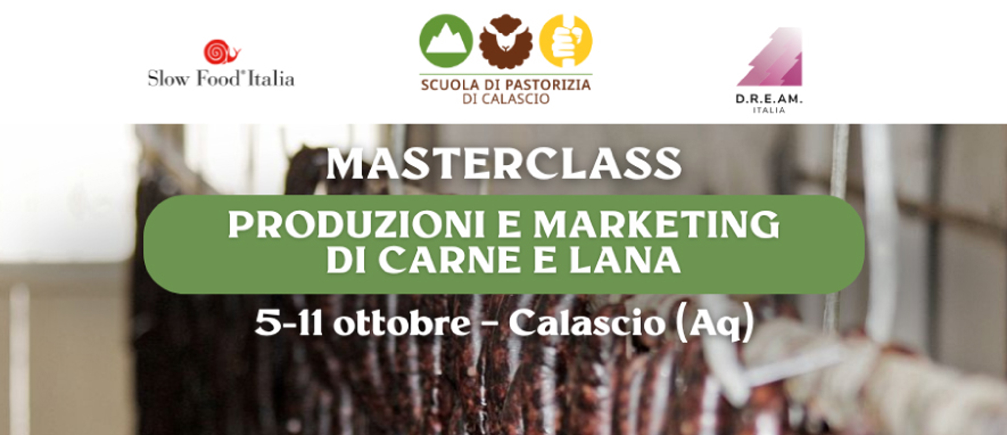 Un poster di una masterclass che mostra una vista ravvicinata di numerosi insaccati o salami scuri e stagionati appesi in file ordinate. Lo sfondo è leggermente sfocato, mettendo in risalto i prodotti. Il testo centrale recita "MASTERCLASS PRODUZIONI E MARKETING DI CARNE E LANA" e "5-11 ottobre - Calascio (Aq)". In alto a sinistra è presente il logo Slow Food Italia; in alto a destra, D.R.E.A.M. Italia. Al centro in alto figura il logo "Scuola di Pastorizia di Calascio". In basso al centro c'è un pulsante "Iscriviti ora su slowfood.it". Il piè di pagina include i loghi per i finanziamenti UE, il Ministero della Cultura, Italiadomani, il Comune di Calascio e Rocca Calascio.